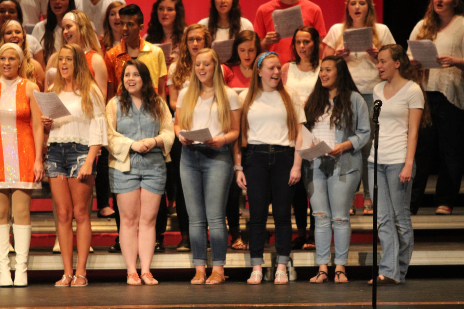 PERFECT+HARMONY%3A+Seniors+from+all+choirs+perform+their+traditional+senior+song+to+end+the+concert.+The+group+performed+%E2%80%9CBreak+Away%E2%80%9D+by+Kelly+Clarkson.+