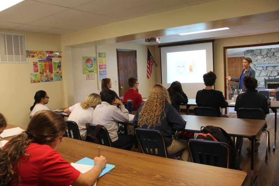 STUDYING STUDENTS: Students in fifth period take a seat to listen to Mrs. Smith explain the images on the projector. They will later turn in a study guide in preparation for their upcoming test.