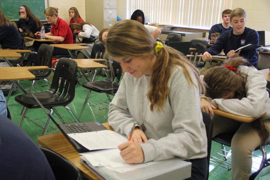 TIME+TO+STUDY%3A++Senior+Kate+McNulty+works+on+homework+before+finals.++McNulty+is+working+on+stats.