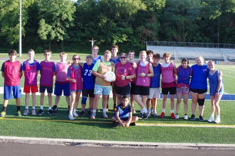 NEW LEADERSHIP: Royal Frisbee players grin for a team photo. Pictured in the center, right of Cooper is
coach Louise Hibner, kicking it off in her first year as head of Ultimate Frisbee Club.
