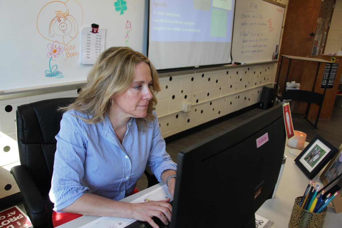 NEW CHALLENGES: English teacher Mrs. Cassie McGill
sees the reality of how artificial intelligence (AI) is affecting
how students approach their work. One approach, she says,
is for teachers to assign more written work in class.