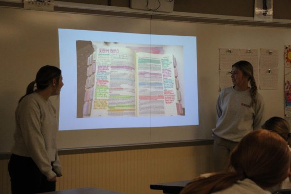 Sophomores Gaskill and Hayes share a slideshow showing how they organize their Bible during the first meeting.